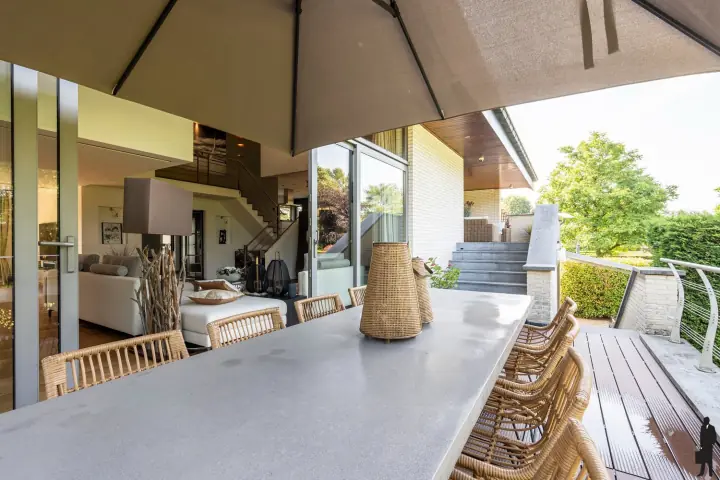Buiteneettafel op het verhoogde terras, direct aan de woonkamer