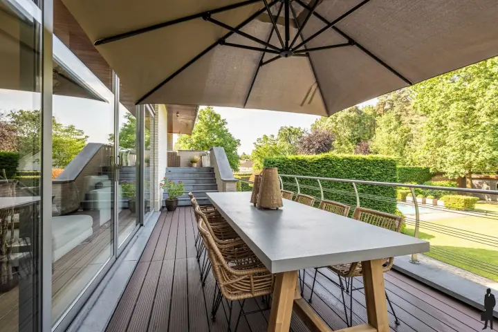 Terras met eettafel voor tien personen en zicht op de tuin