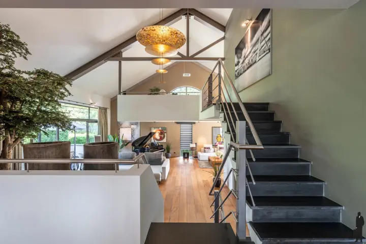 Open trap en vide, het hart van de split-levelvilla