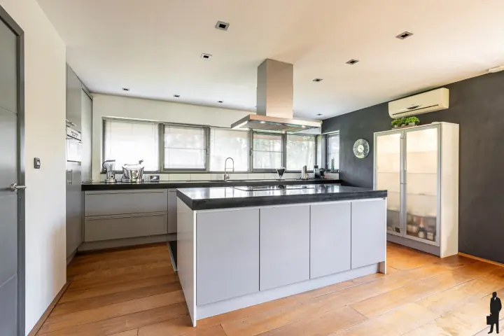 Leefkeuken met kookeiland en donker werkblad