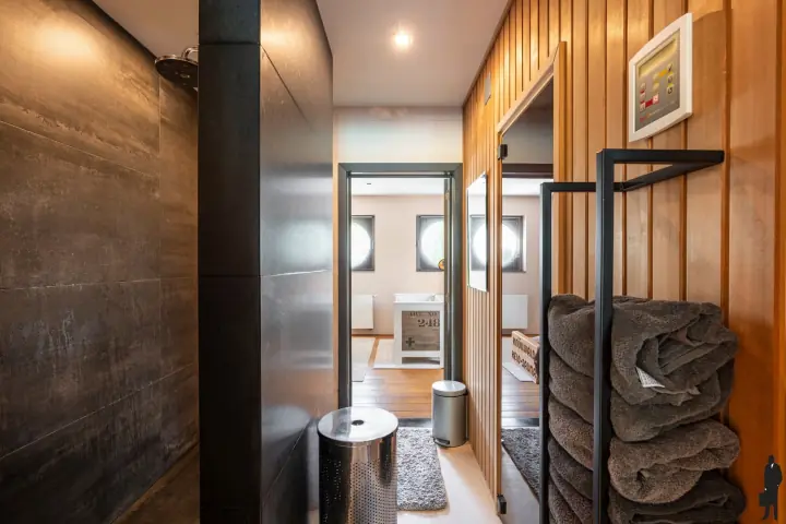 Wellnessruimte met sauna en tweede badkamer