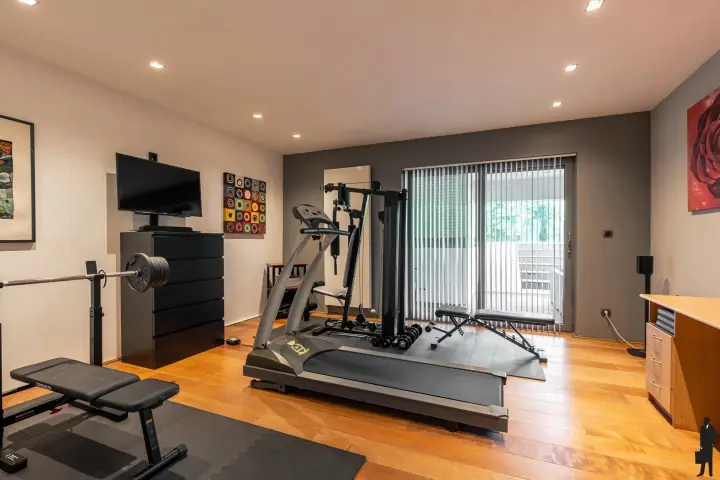 Slaapkamer ingericht als fitnessruimte
